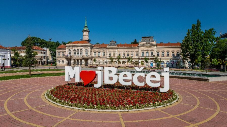 у мају: ДВА БЕЧЕЈА ПОРЕД ТИСЕ – АРАЧА